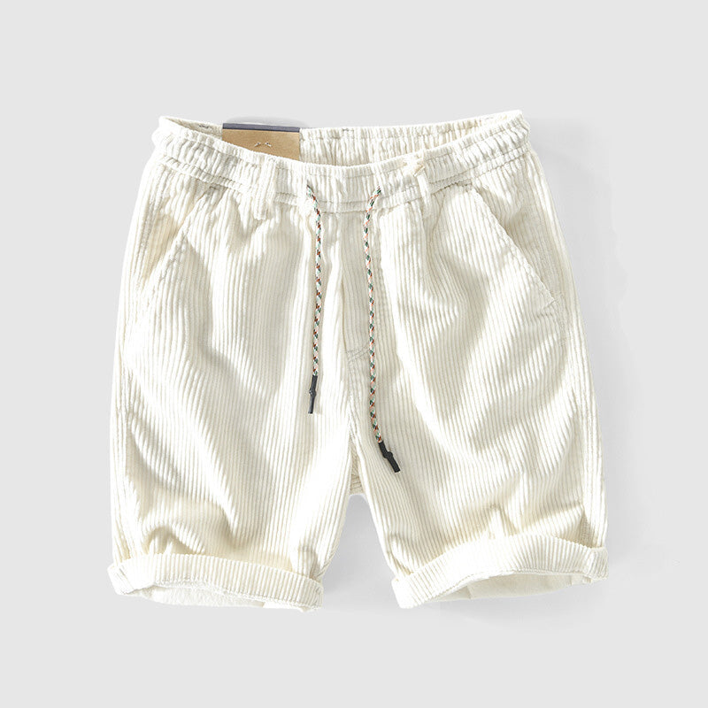 Pantaloncini corti bianchi in cotone a righe, con coulisse regolabile e tasche laterali. Ideali per l'estate, moda casual uomo.
