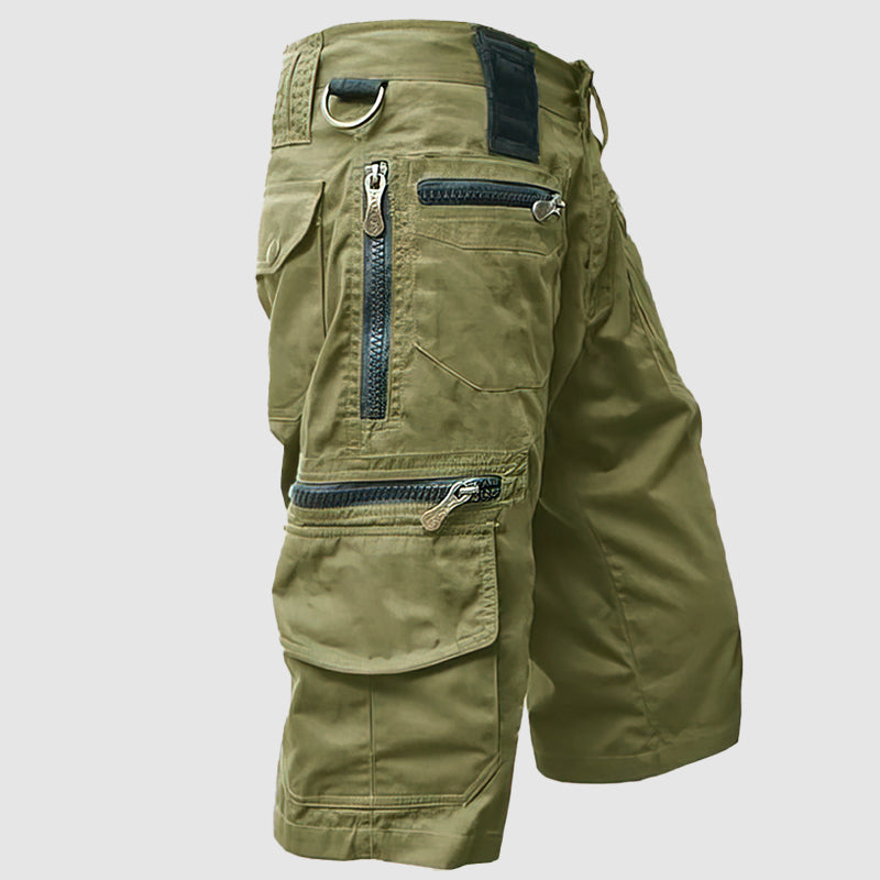 Pantaloncini cargo verde militare da uomo, con tasche multiple e cerniere, stile casual outdoor, tessuto resistente, ideale per escursioni e attività all'aperto.