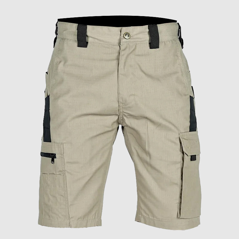 Pantaloncini cargo beige da uomo, tasche multiple, chiusura a bottone, dettagli neri, stile casual, ideale per attività all'aperto e tempo libero.