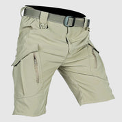 Pantaloncini cargo beige da uomo con tasche multiple e cintura regolabile, ideali per attività outdoor. Design resistente e funzionale.