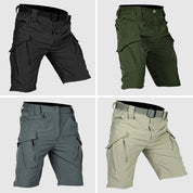 Quattro pantaloncini cargo da uomo in diversi colori: nero, verde, grigio e beige. Design con tasche multiple e cintura regolabile. Ideali per outdoor.