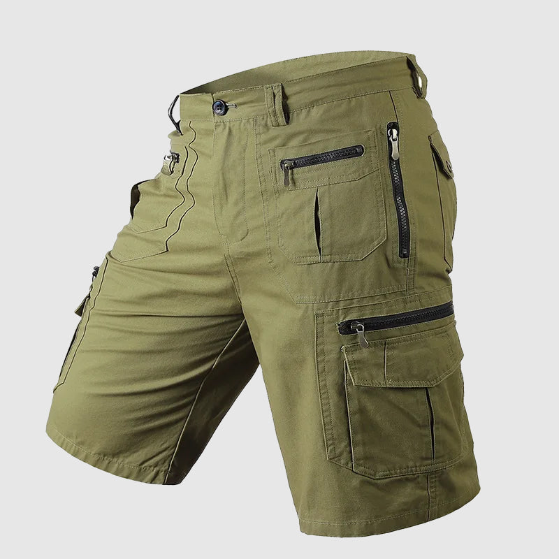 Pantaloncini cargo uomo verde militare, multi-tasche con zip, stile casual, tessuto resistente, ideale per outdoor e attività sportive.