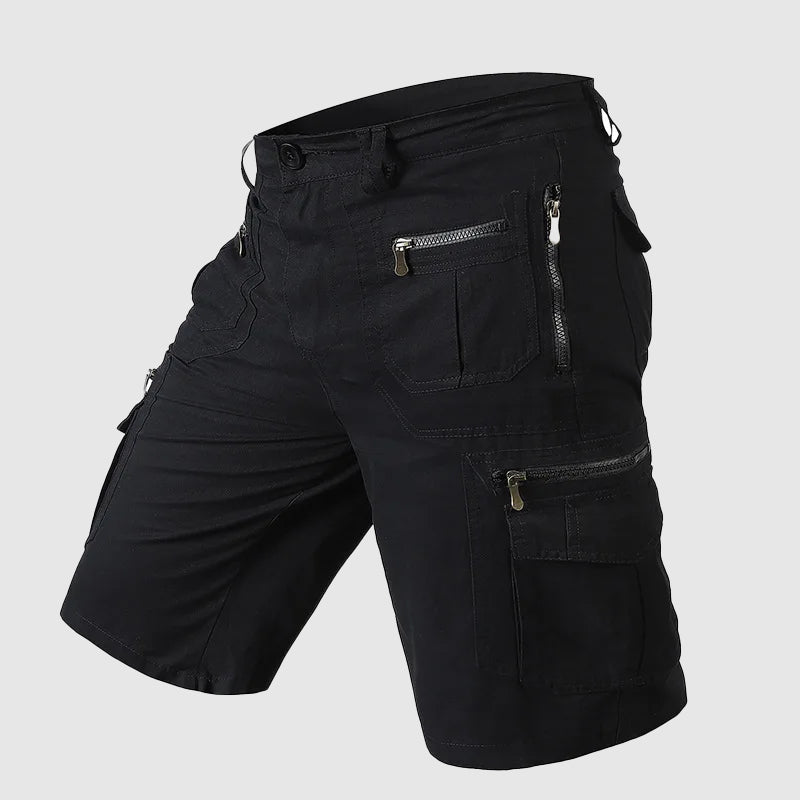 Pantaloncini cargo neri da uomo con tasche multiple e cerniere, design casual e resistente, ideale per attività all'aperto e uso quotidiano.