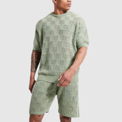 Uomo con completo estivo verde a maglia, maglietta e pantaloncini coordinati, design a quadri. Moda maschile casual, abbigliamento estivo trendy.