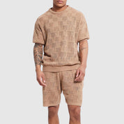Set coordinato uomo beige a maglia, maglietta e pantaloncini, design geometrico, moda estiva casual, abbigliamento maschile trendy.