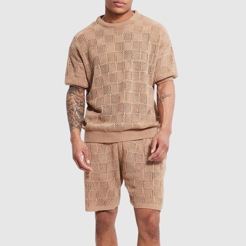Set coordinato uomo beige a maglia, maglietta e pantaloncini, design geometrico, moda estiva casual, abbigliamento maschile trendy.