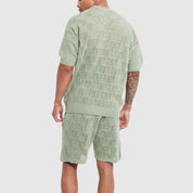 Set coordinato uomo verde oliva, maglia e pantaloncini traforati, stile casual estivo, tessuto leggero, moda maschile contemporanea.
