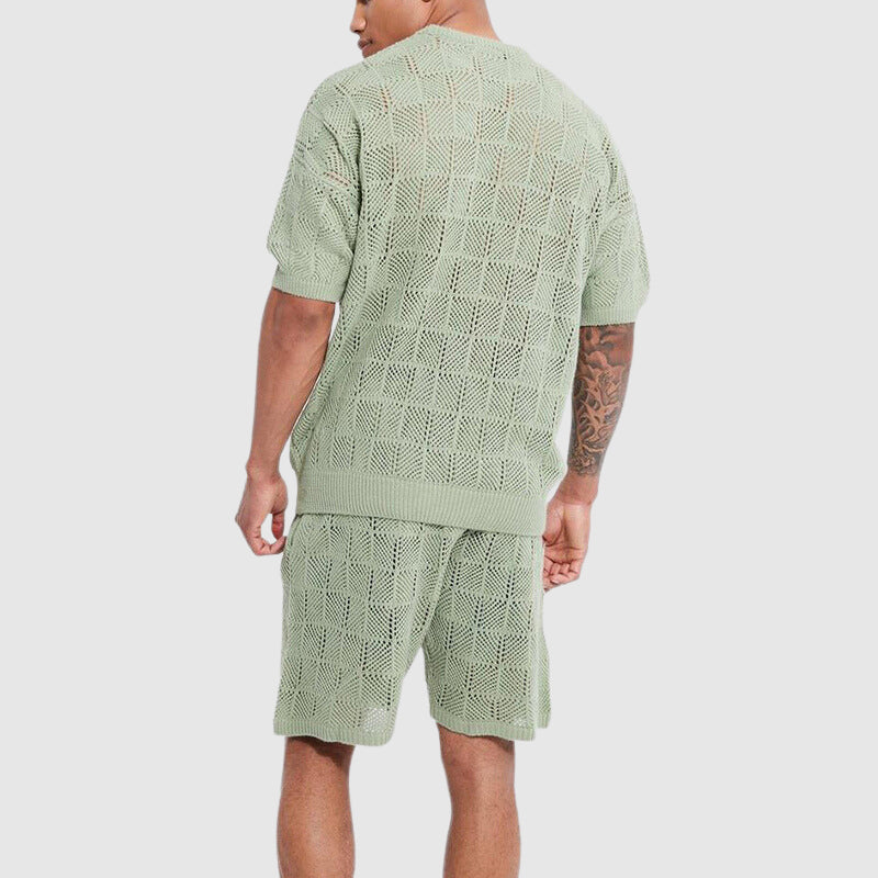 Set coordinato uomo verde oliva, maglia e pantaloncini traforati, stile casual estivo, tessuto leggero, moda maschile contemporanea.