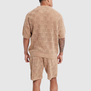 Uomo in completo estivo beige lavorato a maglia, maglietta e pantaloncini coordinati, moda casual, tessuto traspirante, retro.