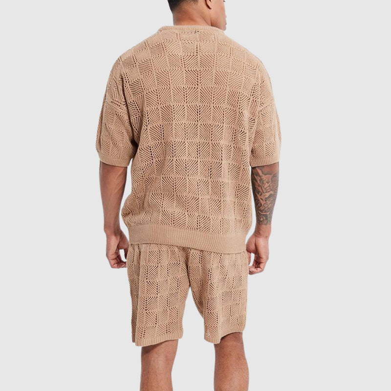 Uomo in completo estivo beige lavorato a maglia, maglietta e pantaloncini coordinati, moda casual, tessuto traspirante, retro.