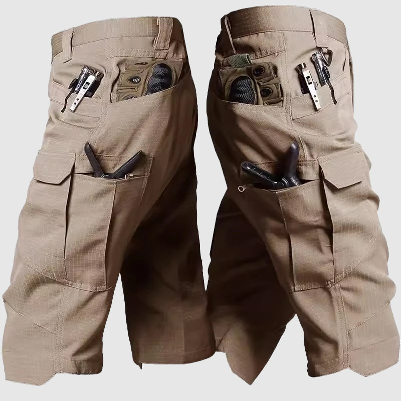Pantaloncini tattici marroni con tasche multiple, cerniere robuste e design militare. Ideali per attività outdoor e avventure estreme.