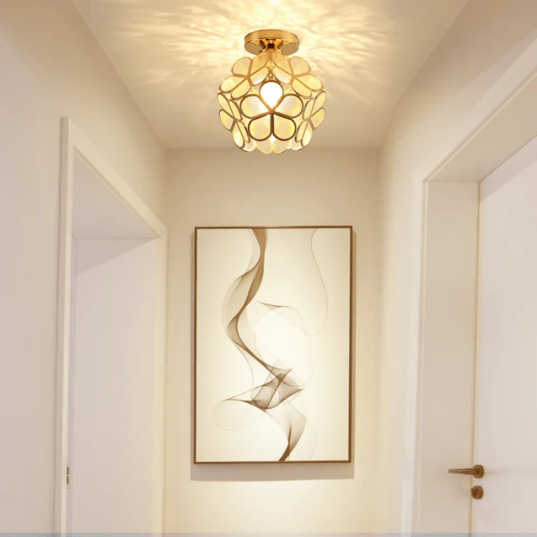 Dekorative Deckenlampe mit Blütenmotiv 2
