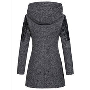 Cappotto donna grigio con cappuccio, maniche lunghe, dettagli in pelle nera sulle spalle, elegante e moderno, ideale per l'inverno.