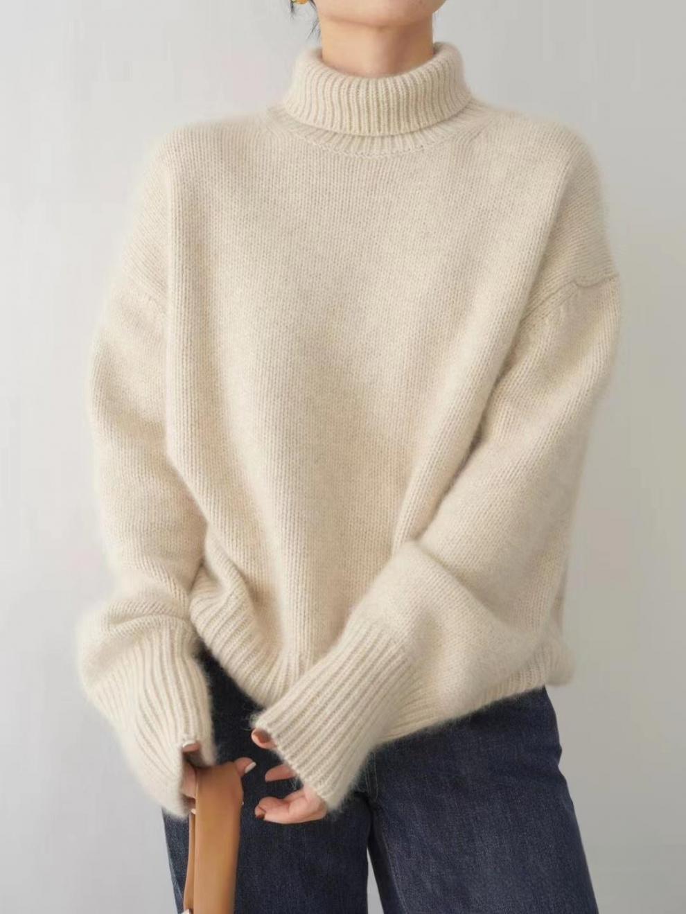 Maglione donna in lana beige, collo alto, maniche lunghe, stile casual, abbinato a jeans blu. Morbido e caldo, ideale per l'inverno.