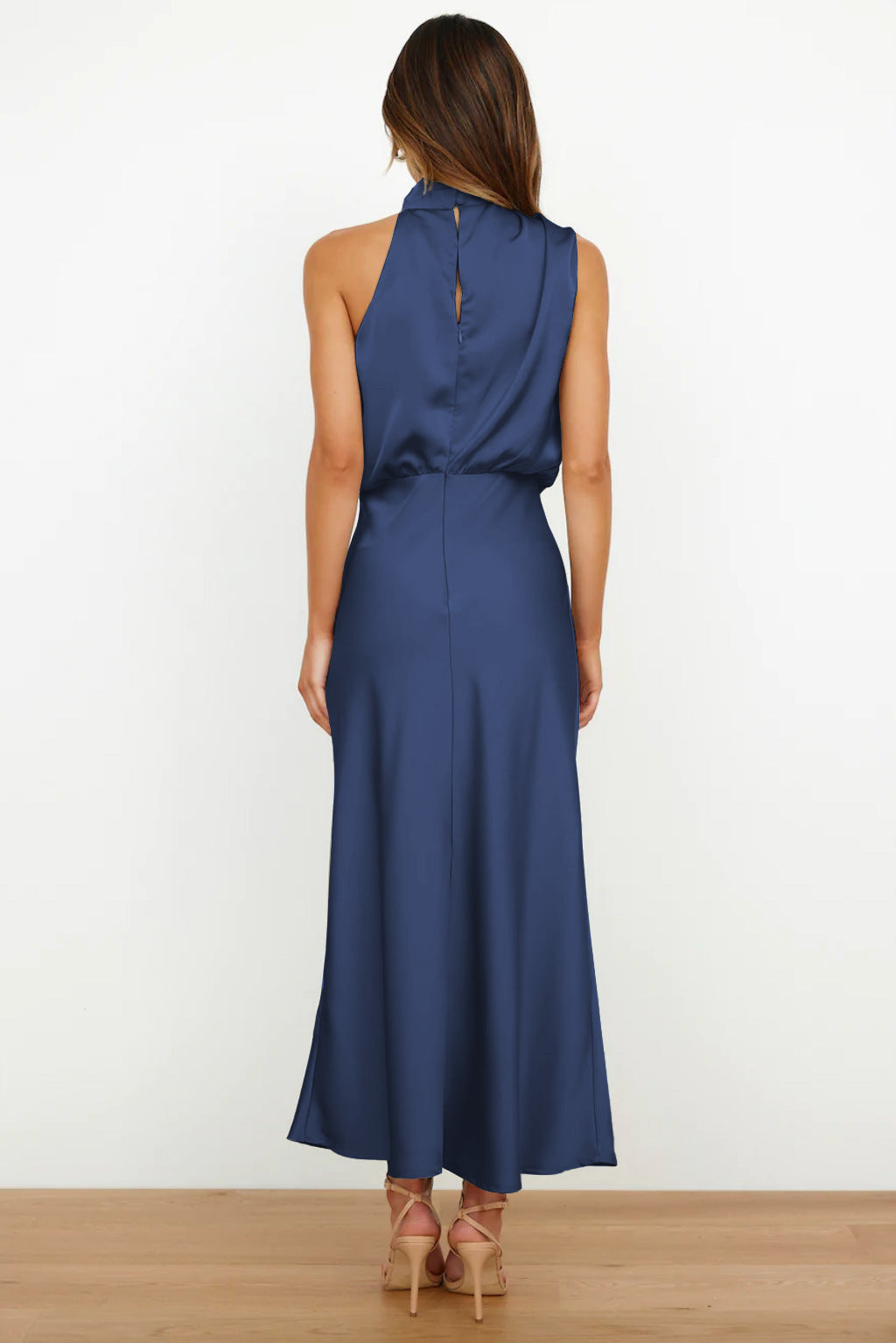 Abito lungo blu satinato da donna, senza maniche, con scollo alto e schiena scoperta. Elegante e adatto per eventi serali o cerimonie.
