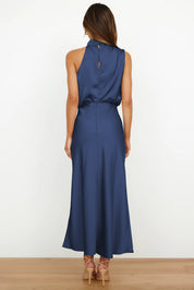 Abito lungo blu satinato da donna, senza maniche, con scollo alto e schiena scoperta. Elegante e adatto per eventi serali o cerimonie.