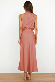 Abito lungo rosa in raso, senza maniche, con scollo alto e schiena scoperta. Elegante e adatto per eventi formali.