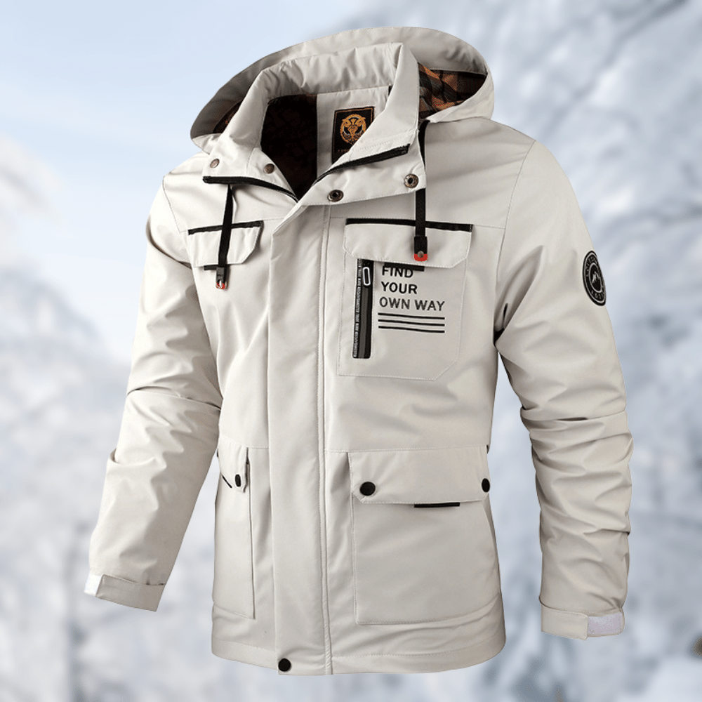 Giacca invernale bianca da uomo con cappuccio, tasche multiple e scritta "Find Your Own Way", ideale per escursioni in montagna.