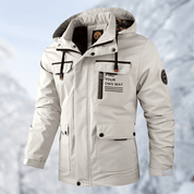 Giacca invernale bianca da uomo con cappuccio, tasche multiple e scritta "Find Your Own Way", ideale per escursioni in montagna.