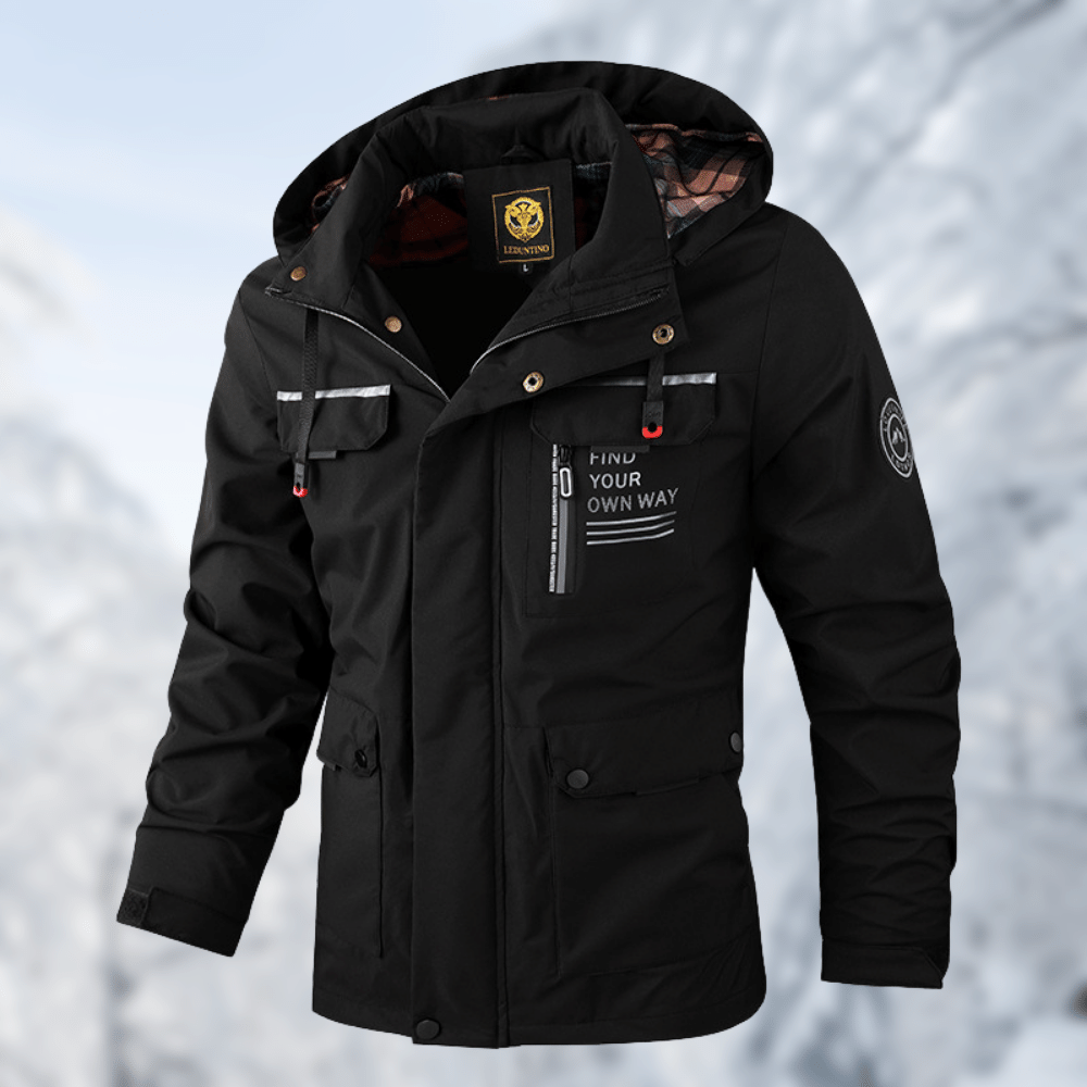 Giacca invernale nera da uomo con cappuccio, tasche multiple e dettagli riflettenti, ideale per escursioni in montagna. Tessuto impermeabile e antivento.