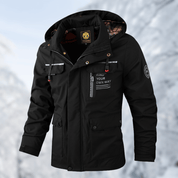 Giacca invernale nera da uomo con cappuccio, tasche multiple e dettagli riflettenti, ideale per escursioni in montagna. Tessuto impermeabile e antivento.