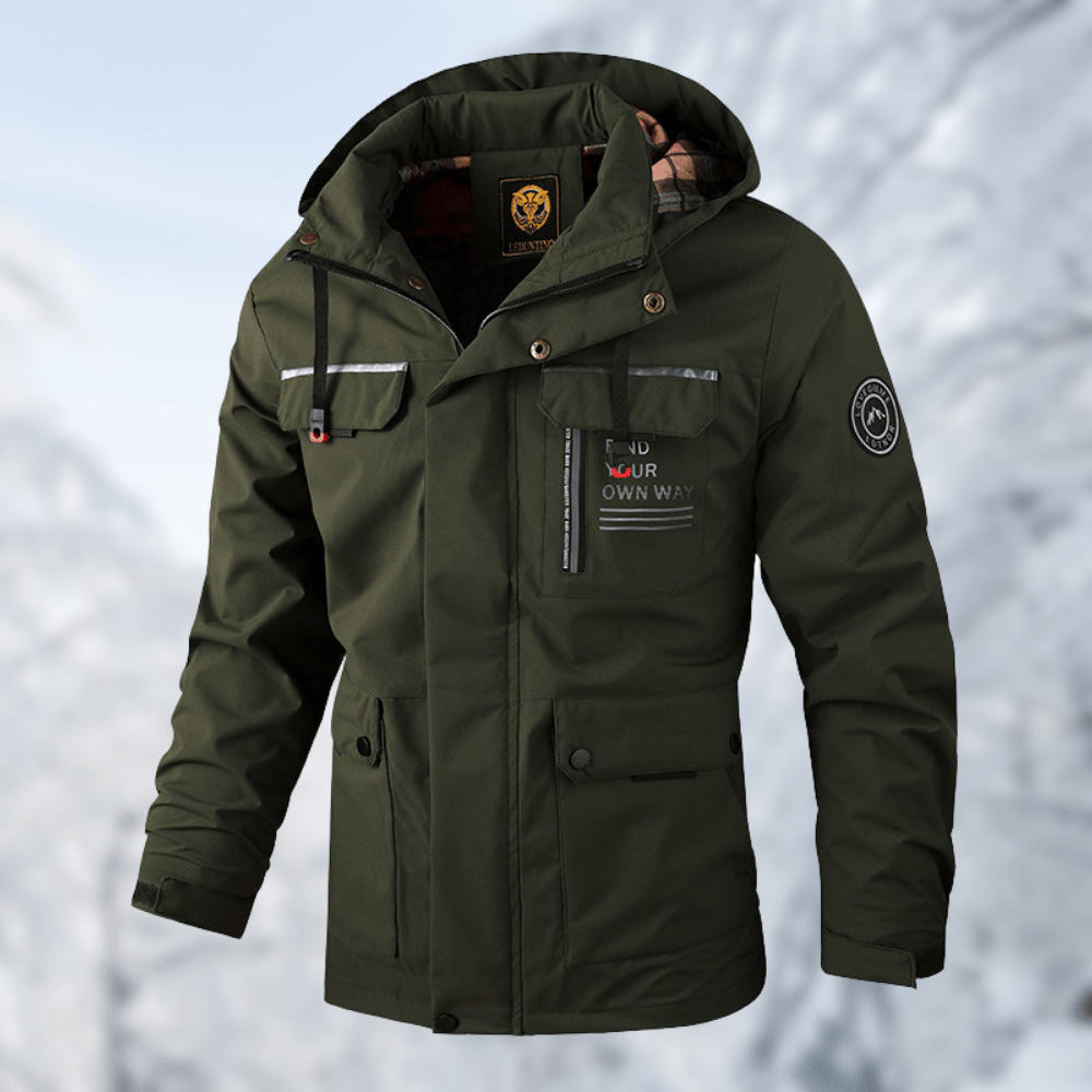 Giacca invernale verde con cappuccio, tasche multiple e dettagli riflettenti, ideale per escursioni in montagna. Tessuto resistente e impermeabile.