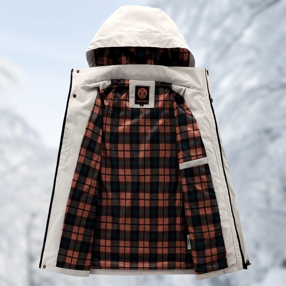 Giacca invernale bianca con cappuccio, interno a quadri rossi e neri, ideale per escursioni in montagna. Tessuto impermeabile e antivento.
