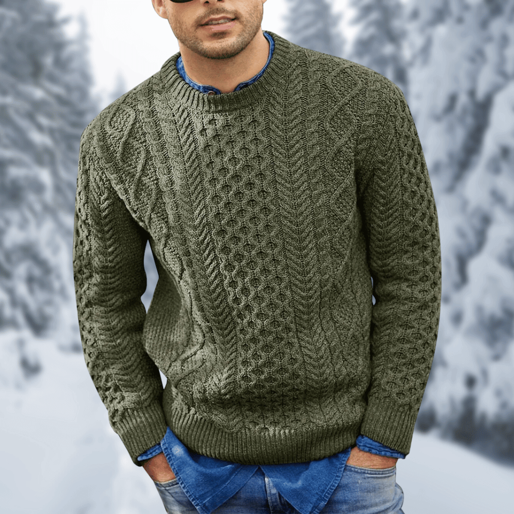 Maglione verde in lana a trecce, indossato da uomo su sfondo invernale. Moda maschile, abbigliamento caldo, stile casual.