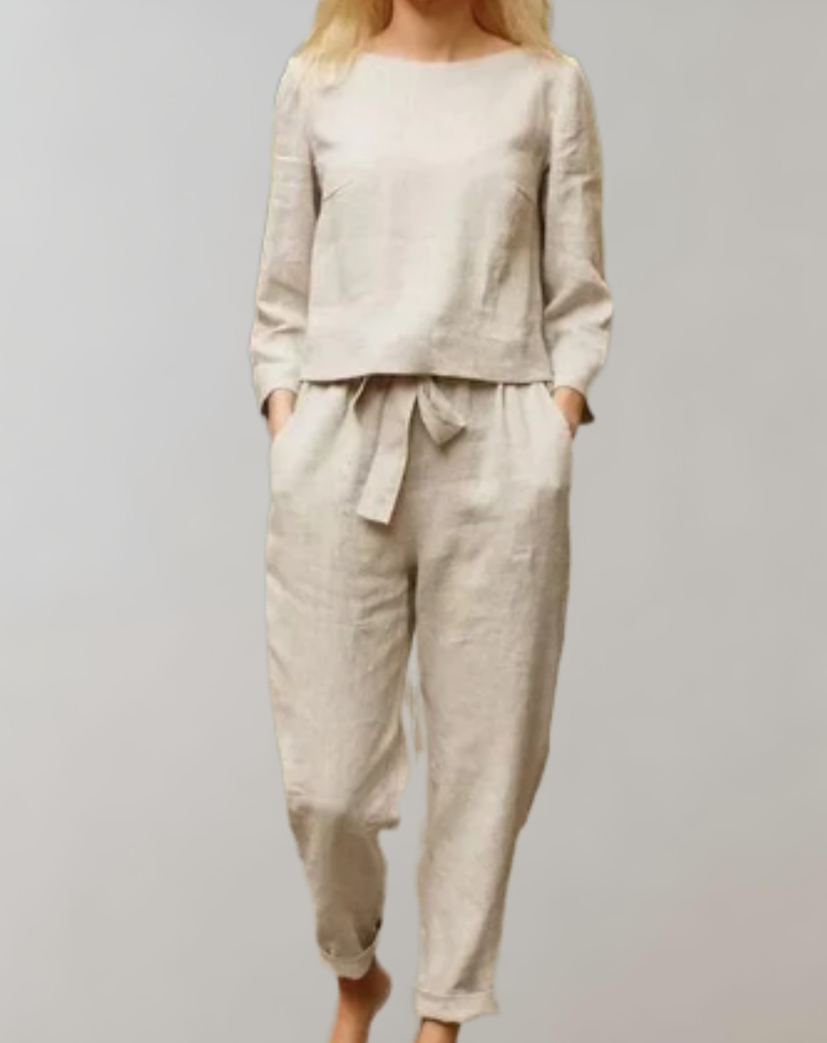 Completo donna in lino beige, maniche lunghe, pantaloni con cintura, stile casual elegante, moda sostenibile, abbigliamento estivo traspirante.
