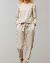 Completo donna in lino beige, maniche lunghe, pantaloni con cintura, stile casual elegante, moda sostenibile, abbigliamento estivo traspirante.