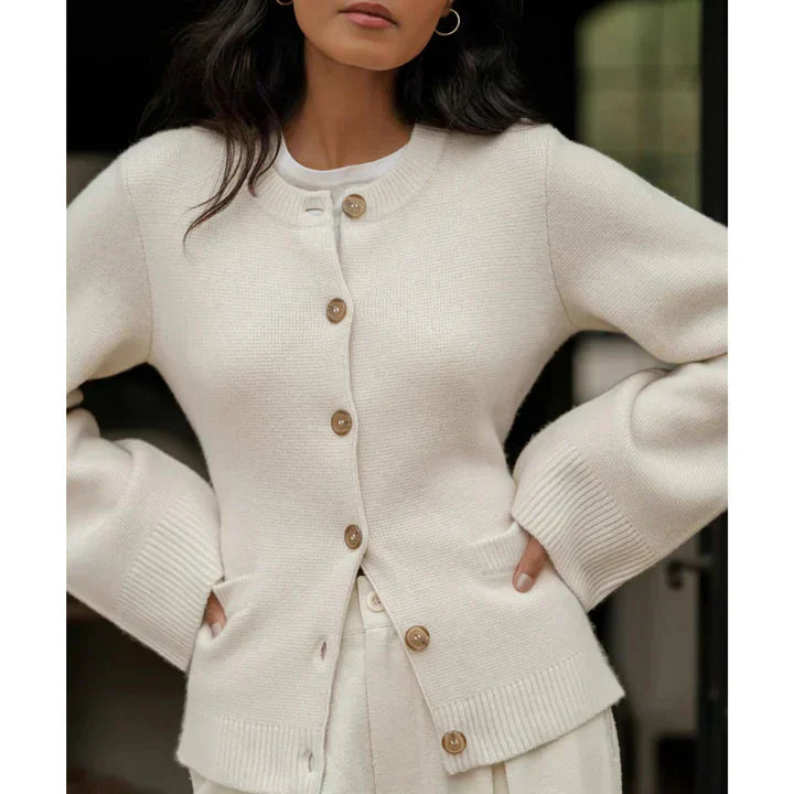 Donna con cardigan bianco in lana, bottoni in legno, maniche lunghe, stile casual elegante. Maglione autunnale, moda femminile, abbigliamento caldo.