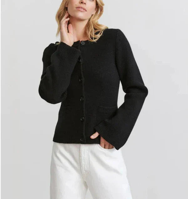 Maglione nero donna con bottoni, maniche lunghe, abbinato a pantaloni bianchi. Stile casual elegante, moda autunno inverno.