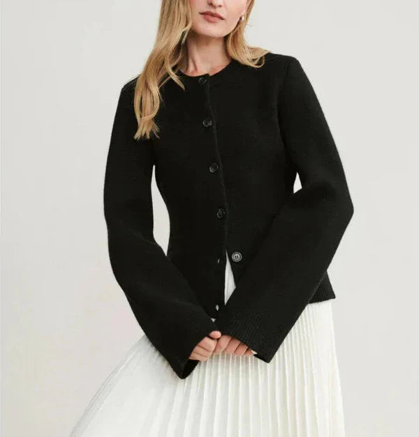 Giacca nera elegante da donna con bottoni, maniche lunghe, abbinata a gonna bianca plissettata. Moda femminile, abbigliamento autunnale chic.