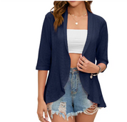 Giacca cardigan blu scuro da donna, maniche a tre quarti, abbinata a top bianco e shorts di jeans strappati. Look casual estivo.