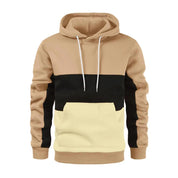 Felpa con cappuccio a blocchi di colore beige, nero e crema, tasca frontale, cordini bianchi. Moda casual uomo, abbigliamento autunnale.