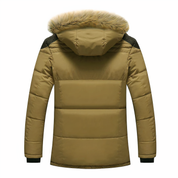 Giacca invernale uomo, colore marrone, con cappuccio foderato in pelliccia sintetica. Design trapuntato, ideale per climi freddi.