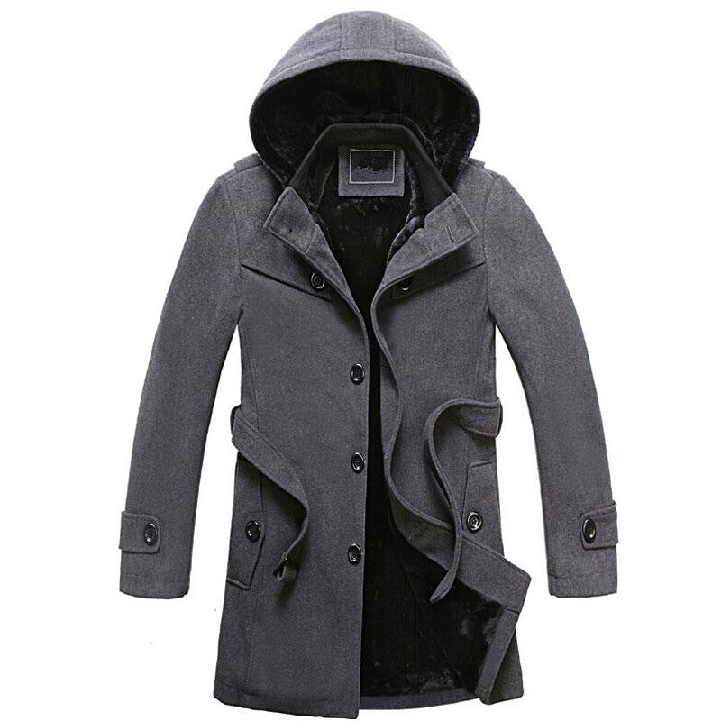 Cappotto invernale uomo grigio con cappuccio, bottoni frontali, cintura in vita, design elegante, ideale per moda autunno-inverno.