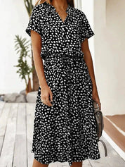 Abito estivo donna a pois bianco e nero, maniche corte, cintura in vita, stile casual, perfetto per moda estiva e look quotidiano.