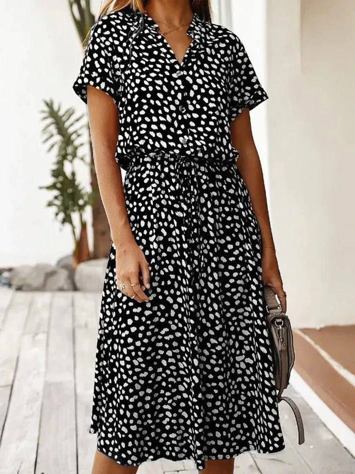Abito estivo donna a pois bianco e nero, maniche corte, cintura in vita, stile casual, perfetto per moda estiva e look quotidiano.