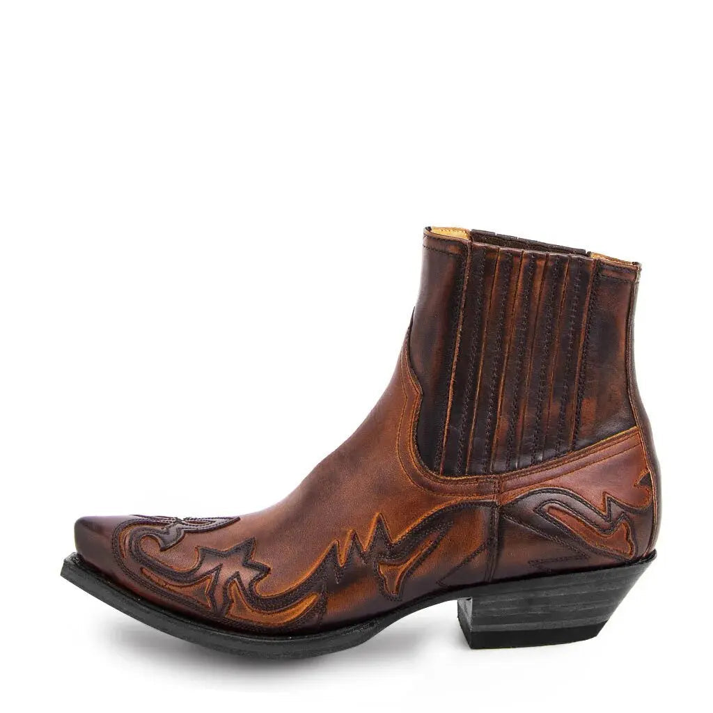 Stivaletto texano in pelle marrone con dettagli ricamati, punta affusolata e tacco basso. Scarpe western eleganti per uomo.