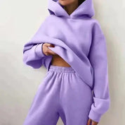 Felpa con cappuccio e pantaloni tuta viola, abbigliamento casual donna, moda comoda, tessuto morbido, stile sportivo, outfit autunnale.