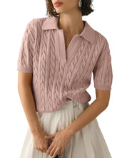 Maglione rosa a trecce da donna con colletto, maniche corte, abbinato a gonna bianca plissettata. Elegante moda femminile casual.