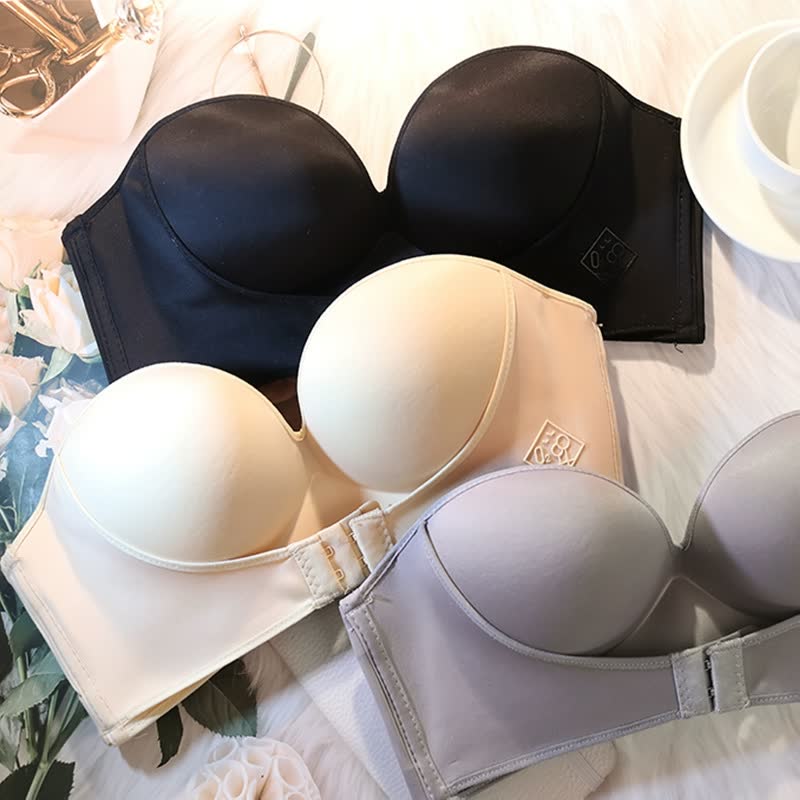 Reggiseni senza spalline in tre colori: nero, beige e grigio, su sfondo bianco con fiori. Intimo femminile elegante e versatile.