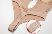 Body shaper beige con chiusura a gancetti, tessuto elasticizzato, design a perizoma. Intimo modellante donna, comfort e supporto quotidiano.