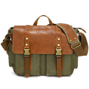 Borsa messenger in tela verde e pelle marrone, con tracolla regolabile e fibbie in metallo. Design vintage, ideale per lavoro o scuola.