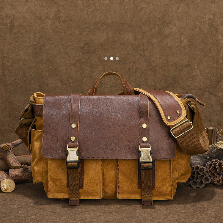 Borsa a tracolla in pelle marrone e tela, stile vintage, con fibbie in metallo. Ideale per lavoro o viaggio. Design robusto e spazioso.