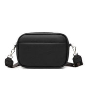 Borsa a tracolla nera in pelle, design compatto e moderno, con tracolla regolabile e chiusura a zip. Accessorio elegante per ogni occasione.
