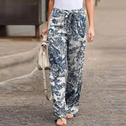 Pantaloni donna a vita alta con stampa floreale blu e bianca, stile casual, tessuto leggero, perfetti per l'estate.