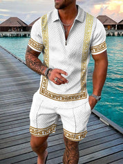 Uomo in completo estivo bianco e oro, design geometrico, su passerella di legno vicino al mare. Abbigliamento moda maschile, stile vacanza.