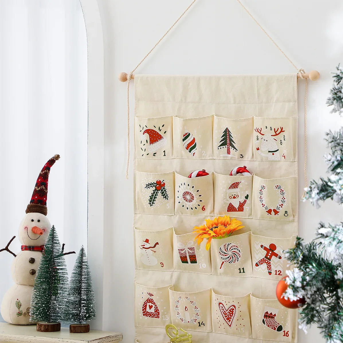 FestiveCanvas | Calendario dell'Avvento colorato da appendere con 24 tasche portaoggetti 1